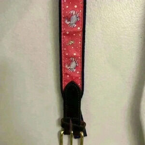 Vineyard Vines men's belt size 30.  Like new condition melon colored/ blue crabs